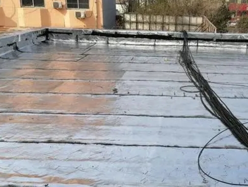 丰顺卫生间漏水维修公司分享下丰顺屋面楼顶防水刚性防水层施工要点。